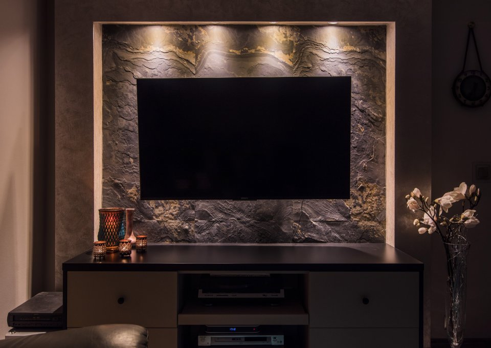 elegancka ściana z telewizorem - naturalny łupek