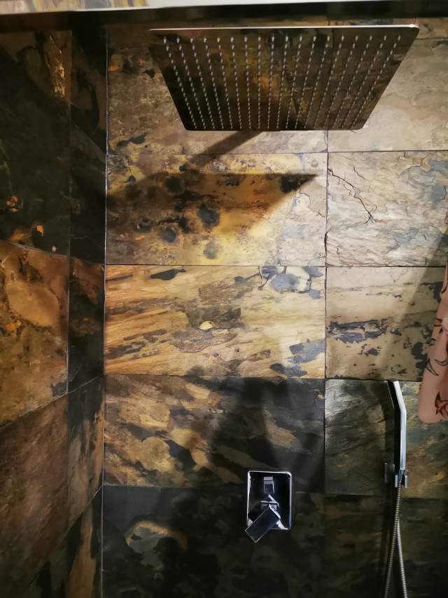 kamień pod prysznic naturalny grafit rudości