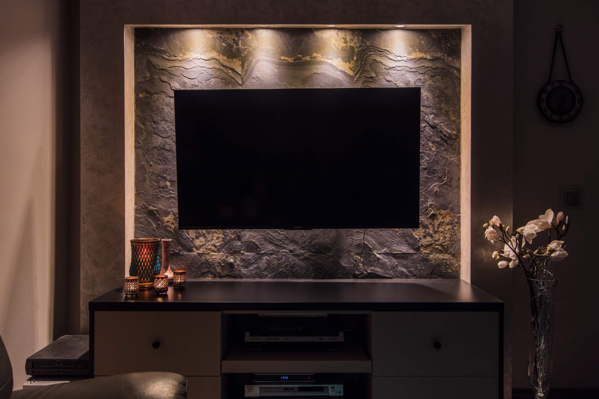 elegancka ściana z telewizorem - naturalny łupek